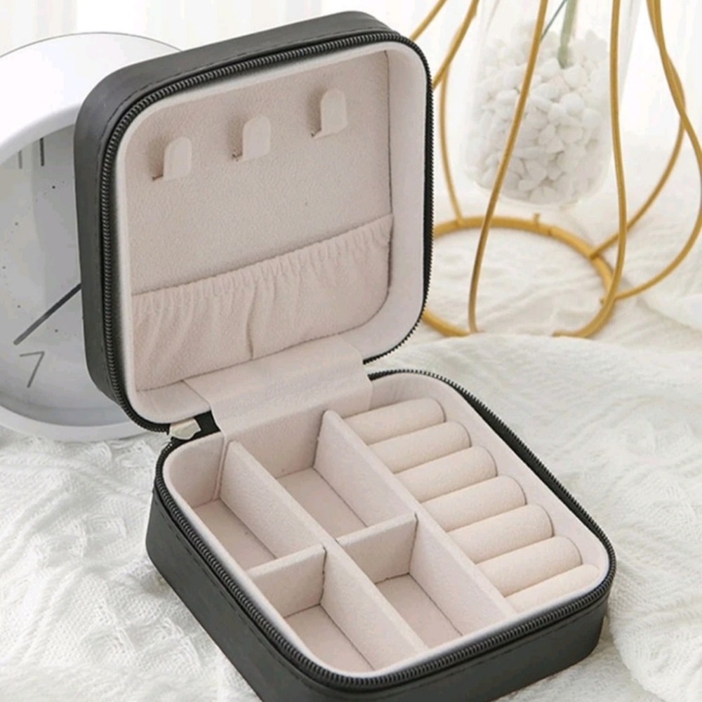 Portable jewelry box
